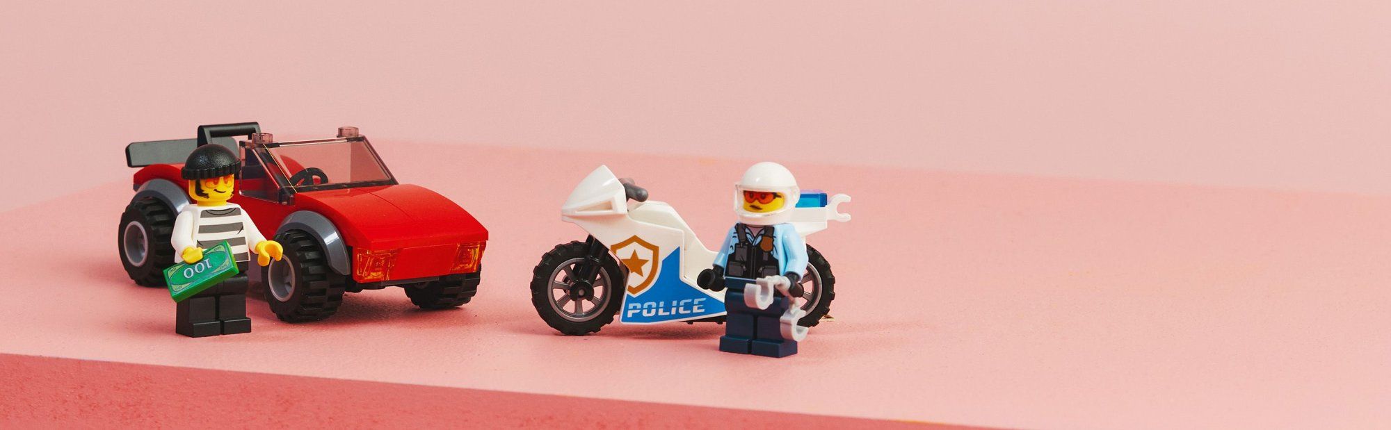 LEGO City 60392 Naháňačka auta s policajnou motorkou