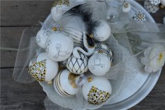 Decor By Glassor Vianočná guľa biela so zlatým korálikovým stromčekom (Veľkosť: 6)