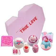 Vidaxl Darčeková kozmetická sada True Love Šumivá guľa 3ks + glycerínové mydlo 2ks + maslový koláčik 2ks + balzam na pery 1ks