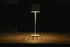 LUCIDE JUSTIN - Nabíjacia stolová lampa Vonkajšia - Batéria - Ø 11 cm - LED Rozm. - 1x2,2W 3000K - IP54 - 3 StepDim - Biela