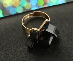 Camerazar Nastaviteľný starožitný prsteň s čiernymi kryštálmi, zlatá farba, šírka 16 mm