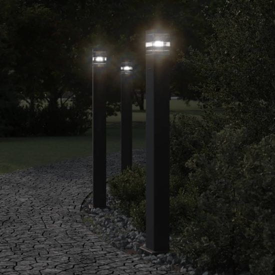 Petromila vidaXL Vonkajšie stojace lampy so zásuvkou 3 ks čierne 110 cm hliník