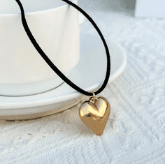 Camerazar Dlhý dámsky náhrdelník s príveskom viazaného srdca, čierna farba, kov/zlato