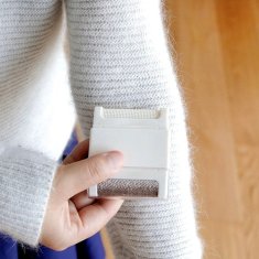 Camerazar Prenosný mini ručný holiaci strojček na oblečenie, biely, 6,5 cm x 8 cm