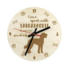 Artdog Labradoodle - hodiny so psom, drevené hodiny s rytím, personalizované hodiny od Art-Dog