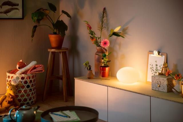 Philips Hue Flourish 40904/31 / P7 LAMPA STOLNÁ LED RGB 9,5W 806 lm 2000-6500K, biela 16 milióna farieb