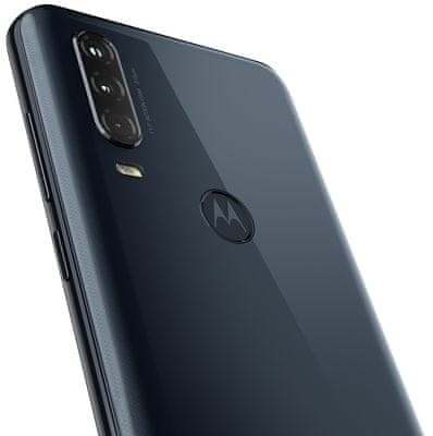 Motorola One Action, trojitý zadný fotoaparát, veľké rozlíšenie, quad-pixel, dobré nočné zábery, optická stabilizácia obrazu