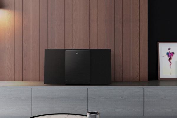 bezdrôtový Bluetooth 4.2 multipairing mikrosystém panasonic sc-hc2020 sa štíhlym prevedením tela možnosť umiestnenia na stenu wifi chromecast multiroom google assistant aplikácia panasonic music control zvuk s vysokým rozlíšením