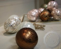 Decor By Glassor Sklenená vianočná banka hnedá