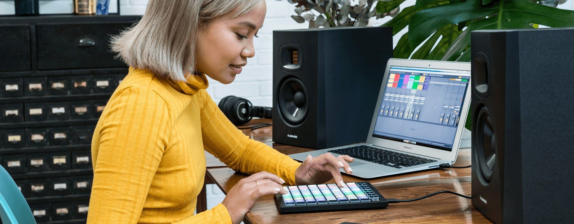 šikovný launchpad mini novation pre ovládanie daw softvérov komponovaniu hudby všade na cestách usb-c pripojenie 16 dotykových padov albeton live lite súčasťou balenia výukové videá ako zariadenie používať od spoločnosti novation prístup do sound collective