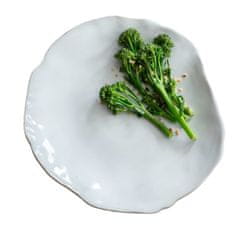 Decor By Glassor Biely keramický tanier s nepravidelným okrajom
