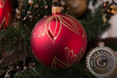 Decor By Glassor Vianočná guľa červená, zlaté listy (Veľkosť: 10)