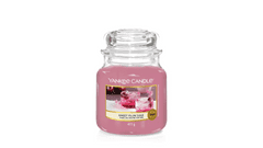 Yankee Candle SWEET PLUM SAKE Stredná sviečka 411g