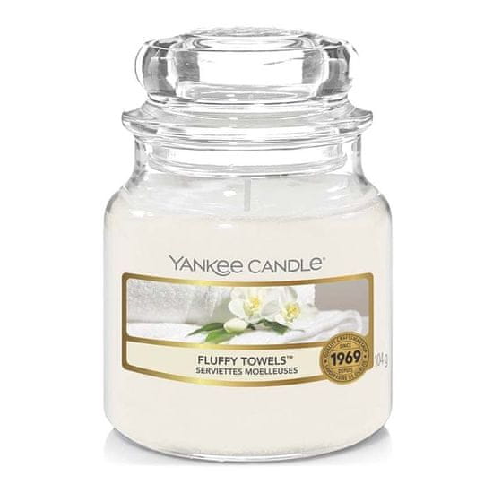 Yankee Candle vonná sviečka Fluffy Towels (Nadýchané osušky) 104g