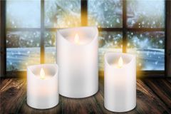 Goobay LED sviečka z pravého vosku, biela, 7,5×12,5 cm. Krásne a bezpečné riešenie osvetlenia v domácnosti, na balkóne,; 66520
