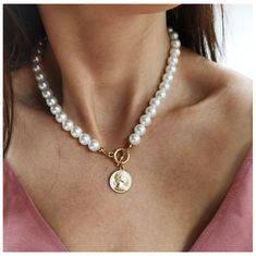 Carla Dámsky náhrdelník s perlami a mincí Aubrey zlatá