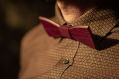 BeWooden Pánsky drevený motýlik Red Wine Bow Tie univerzálne