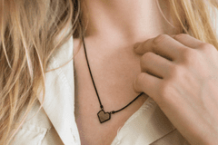 BeWooden dámska náhrdelník s dreveným detailom Apis Nox Necklace Heart čierna